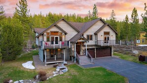 A two-story house with a balcony, a garage, and a stone foundation. - 10mins to Lake Hot Tub, Game Room, Forest Views Meyers Meadow by Avantstay (South Lake Tahoe)