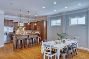 Hus (5 Bedrooms) | Eget kök | Kylskåp, mikrovågsugn, ugn och spishäll