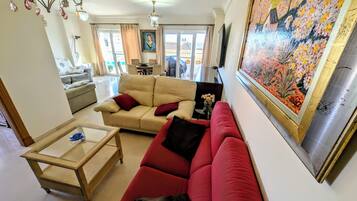 Smart-tv, boeken, een computerscherm en een printer