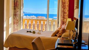 7 slaapkamers, een bureau, een strijkplank/strijkijzer, reisbedje