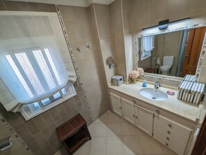 Een douche, een bubbelbad, een haardroger, een bidet