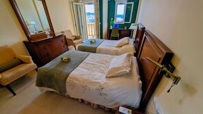 7 quartos, escrivaninha, ferros/tábuas de passar roupa, berço de viagem