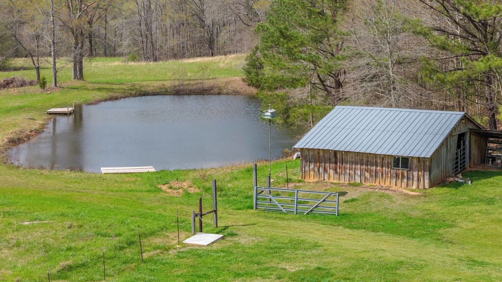 15 acres, hot tub, pond, creek, pet friendly!