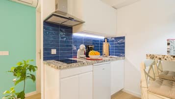 Een koelkast, een magnetron, een oven, een koffiezetapparaat/waterkoker