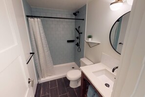 Dusche, Haartrockner, Handtücher, Seife