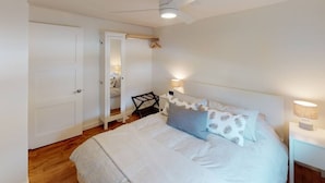 A bedroom with a bed, bedside lamps, a ceiling fan, and a wardrobe. - ASPEN GROVE / Fernie / Hot Tub/ Walk Downtown (Fernie)