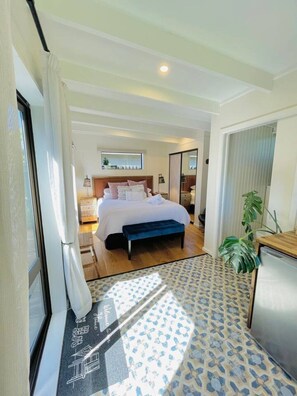 5 soverom, skrivebord, strykejern/-brett og reiseseng for barn