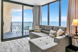 Apartment, Mehrere Betten (Sunbird 807E) | Wohnbereich | Fernseher