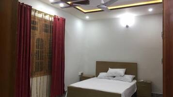 Deluxe Double Room | Soundproofing, iron/ironing board, free WiFi