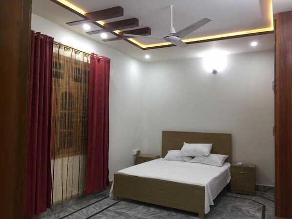 Chambre Double Deluxe | Chambres insonorisées, fer et planche à repasser, Wi-Fi gratuit