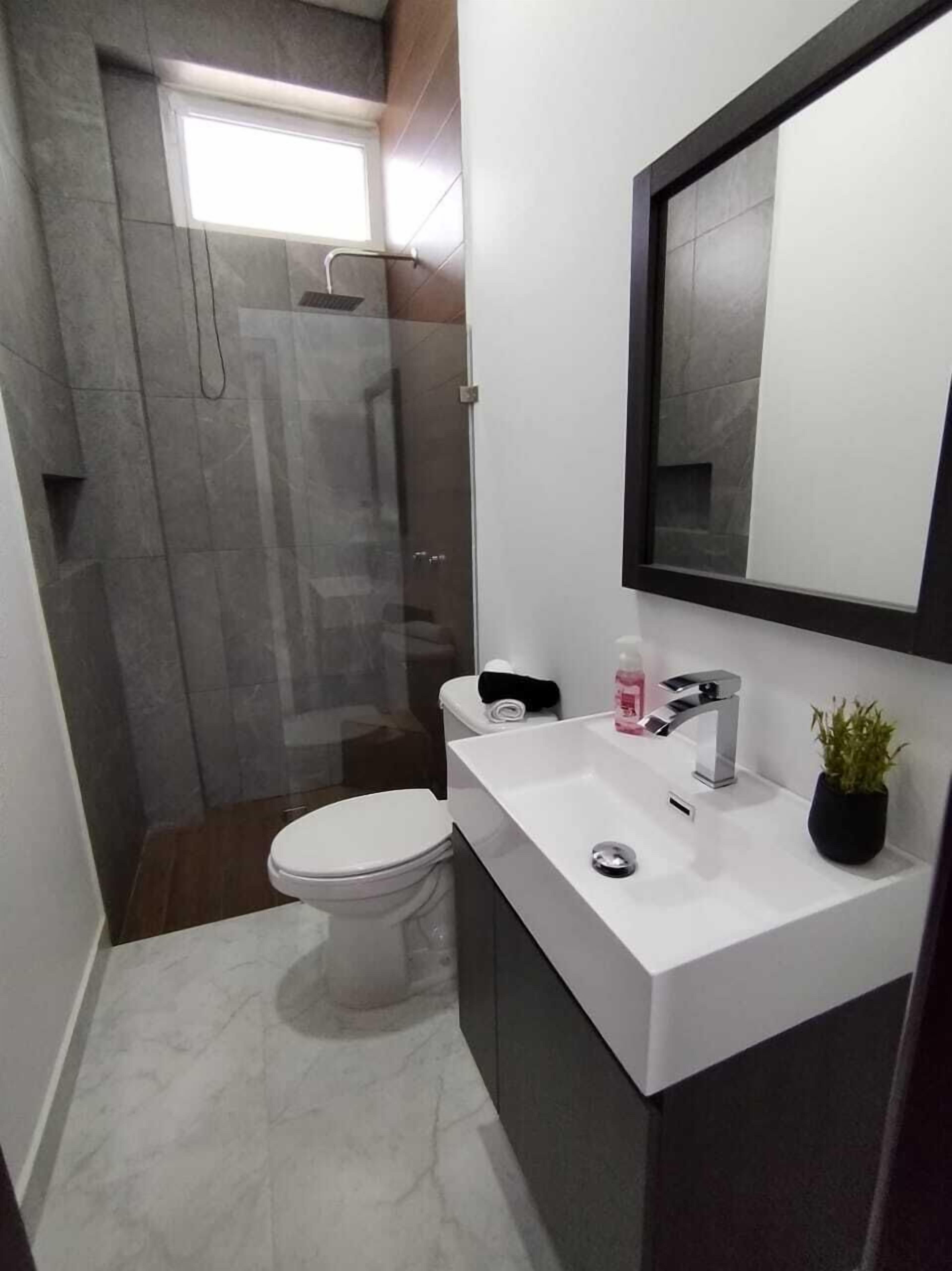Habitacion Elite Deluxe, Planta Baja (03) | Bathroom | Shower, rainfall showerhead, hair dryer, towels