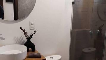Habitacion Business Con 1 cama Queen Size (Hab 01), Planta Baja. | Baño | Regadera, regadera tipo lluvia, secadora de cabello, toallas