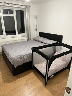 2 bedrooms, iron/ironing board, free WiFi, bed sheets - Charming Escape: 2BR Home with Parking (Aveley)