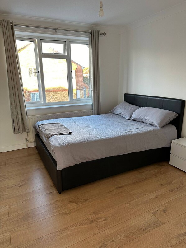 2 bedrooms, iron/ironing board, free WiFi, bed sheets - Charming Escape: 2BR Home with Parking (Aveley)