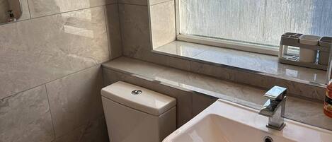 Douche, sĂšche-cheveux, serviettes fournies, savon