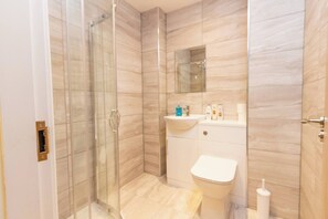 Dusche, Haartrockner, Handtücher, Seife