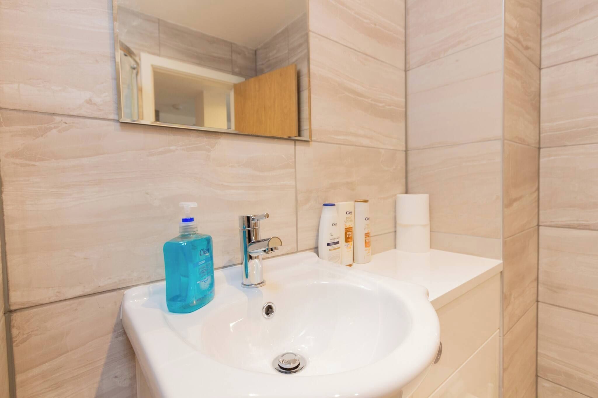 Douche, sèche-cheveux, serviettes fournies, savon