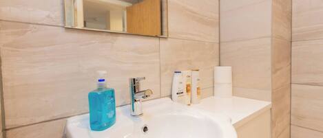 Douche, sèche-cheveux, serviettes fournies, savon