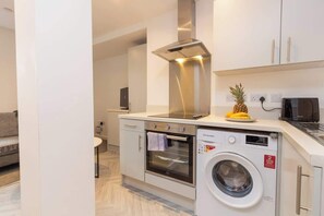 Fridge, oven, stovetop, electric kettle