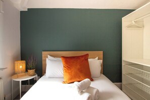 2 dormitorios, tabla de planchar con plancha, wifi gratis y ropa de cama