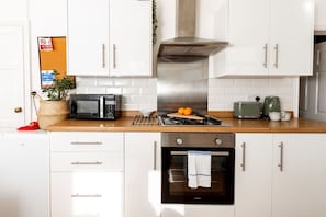 Fridge, microwave, oven, stovetop - Stylish Comfort: 2BR Home in the heart of Wigan (Wigan)