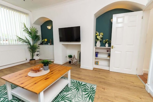 Stylish Comfort: 2BR Home in the heart of Wigan