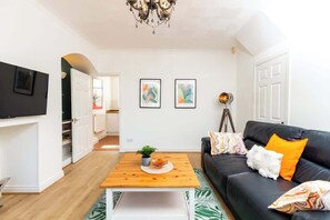 TV - Stylish Comfort: 2BR Home in the heart of Wigan (Wigan)