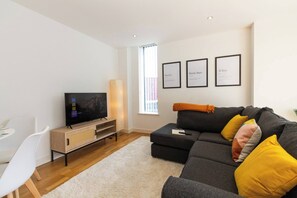 TV - Central Gem: Cosy 2BR with Private Balcony (Manchester)