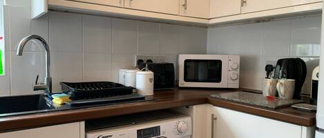 Réfrigérateur, four à micro-ondes, un four, surface de cuisson