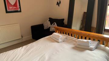 2 bedrooms, iron/ironing board, free WiFi, bed sheets