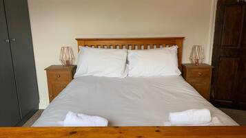 2 bedrooms, iron/ironing board, free WiFi, bed sheets