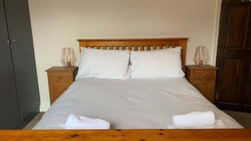 2 bedrooms, iron/ironing board, free WiFi, bed sheets