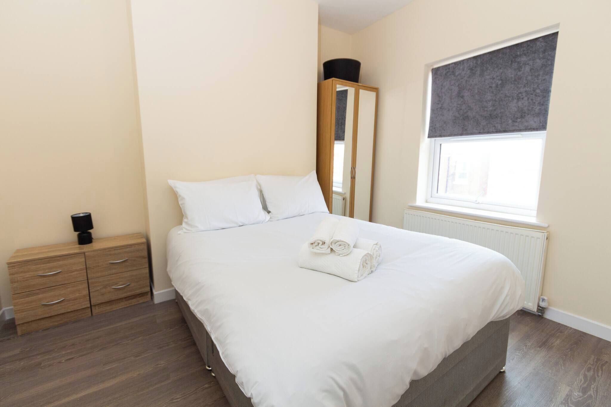 2 عدّة غرف نوم ومكواة/لوح كي وواي فاي مجانًا وملاءات أسرّة