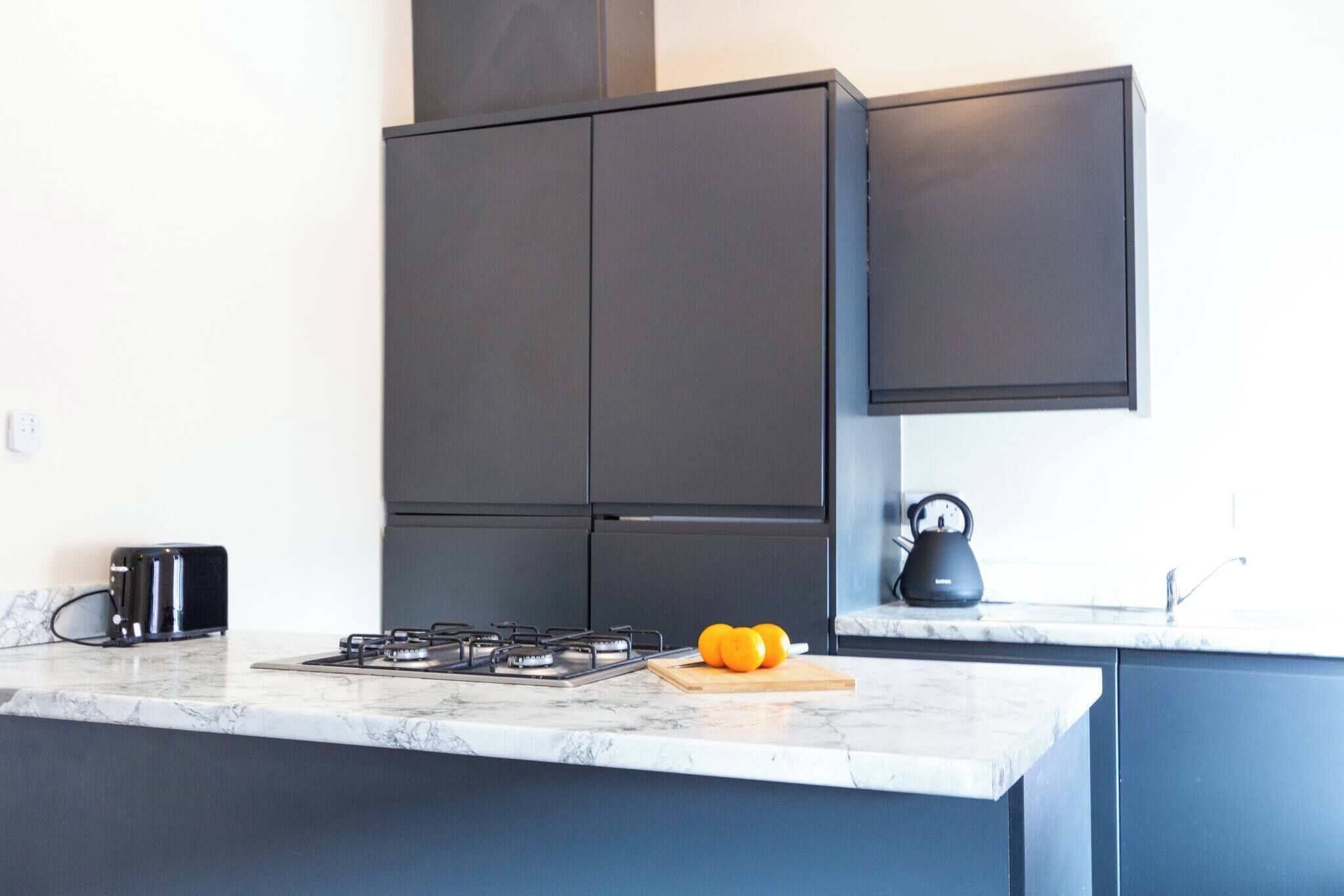 Réfrigérateur, four à micro-ondes, un four, surface de cuisson