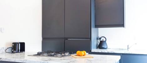 Réfrigérateur, four à micro-ondes, un four, surface de cuisson