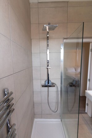 Douche, sèche-cheveux, serviettes fournies, shampoing