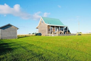 Exterior - Windy Dreams: an idyllic, cozy seaside PEI cottage (Kensington)