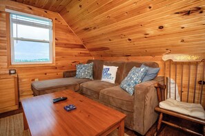 Smart-TV, peis, DVD-spiller og bøker