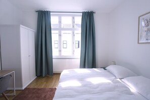 3 quartos, escrivaninha, ferros/tábuas de passar roupa, berço de viagem