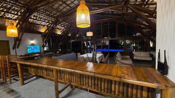 Full-size fridge, microwave, oven, dishwasher