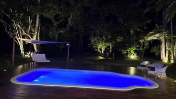 Hồ bơi ngoài trời