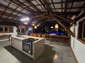 Refrigerador con freezer, microondas, horno, lavavajillas