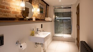 Douche, séchoir à cheveux, serviettes fournies