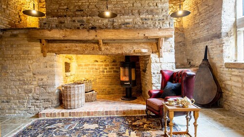 The Barns at Holy Well, Southam, sleeps 10 guests  in 5 bedrooms