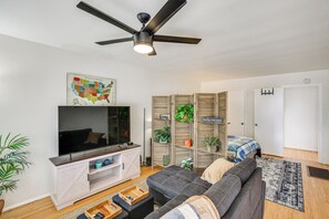 TV, books - 2 Mi to Ocean! Executive-Style Oasis in Long Beach (Long Beach)