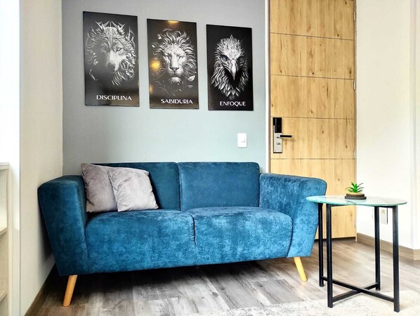 Apartamento premium | Área de estar | Smart TV 45 polegadas com canais digitais, Netflix, filmes recentes