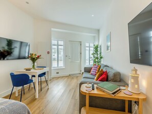 TV - Belgrave Sands Apartment (Torquay Seafront)