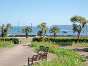 Property grounds - Belgrave Sands Apartment (Torquay Seafront)