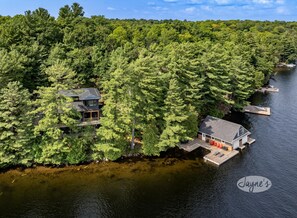 Exterior - 5 bed 4 bath cottage on Lake Rosseau (Rosseau)