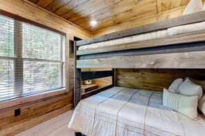 4 bedrooms, iron/ironing board, Internet, bed sheets